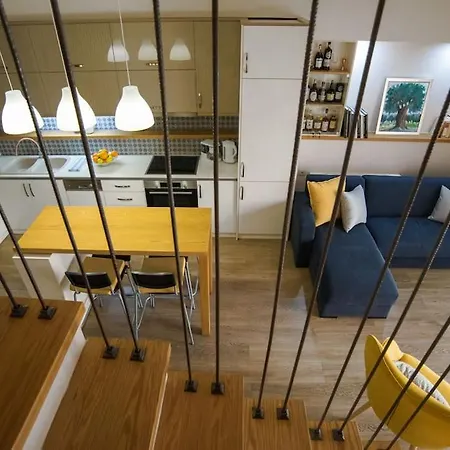 Modern, Stylish Maisonette *